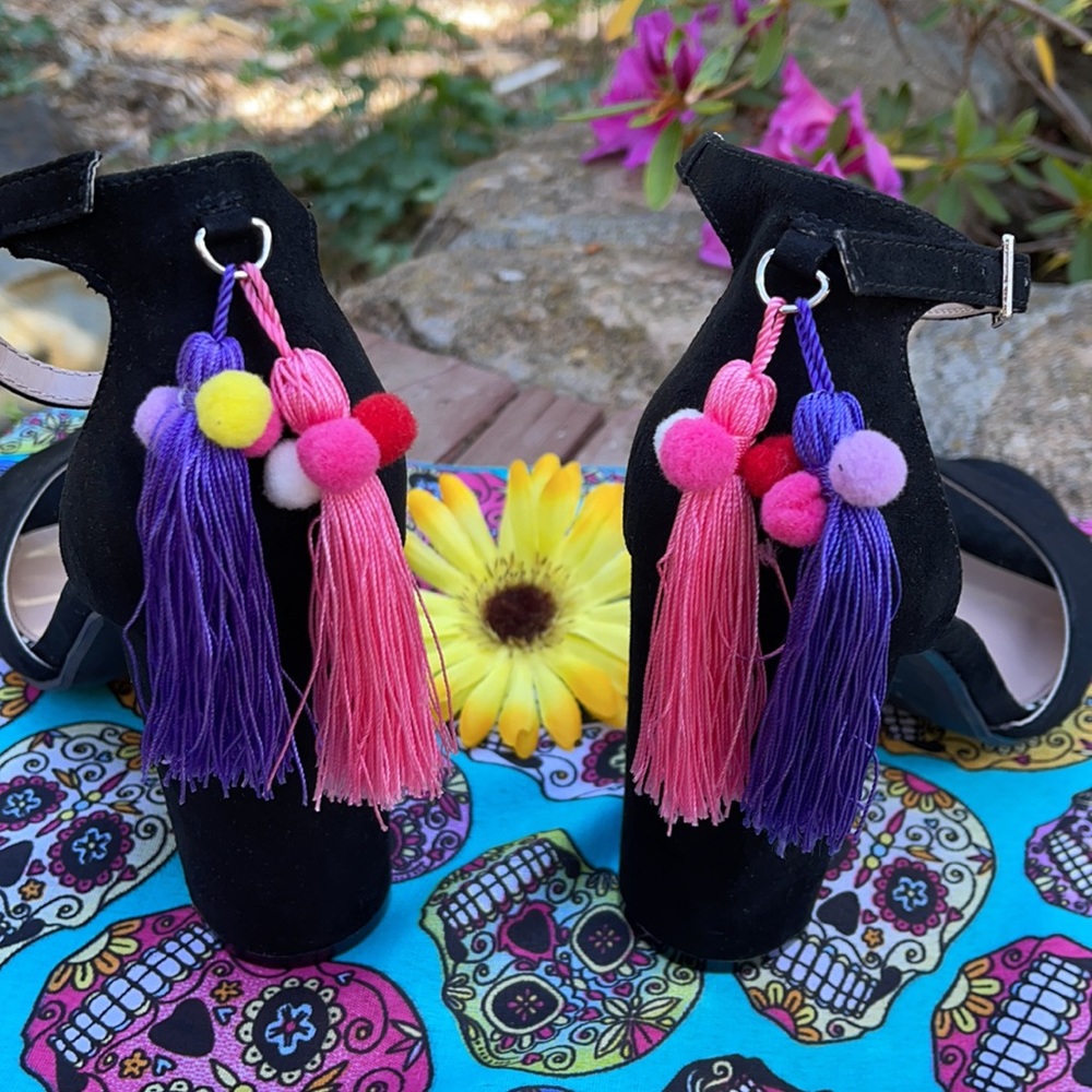🌺 BETSEY JOHNSON w/COLORFUL Tassel Sandals Sz 9.5 - Picture 2 of 10